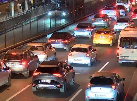 İstanbul trafiği durma noktasına geldi! Okul açıldı, yollar kilitlendi