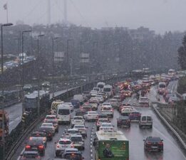 İstanbul’a kar yağdı, trafik durma noktasına geldi