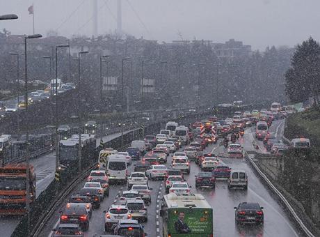 İstanbul’a kar yağdı, trafik durma noktasına geldi