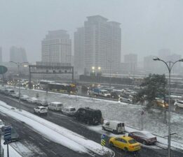 İstanbul’a lapa lapa kar yağıyor