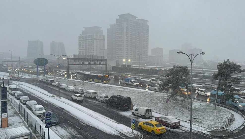 İstanbul’a lapa lapa kar yağıyor