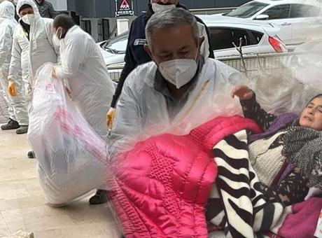 İstanbul’da ‘Horozlu teyze’ alarmı! İcra memurlarından kaçamadı