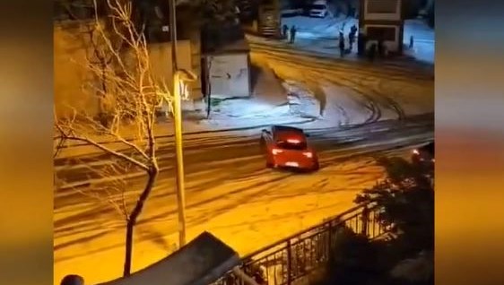 İstanbul’da kar kazaları: Kimi şarampole devrildi, kimi çarpa çarpa durdu!