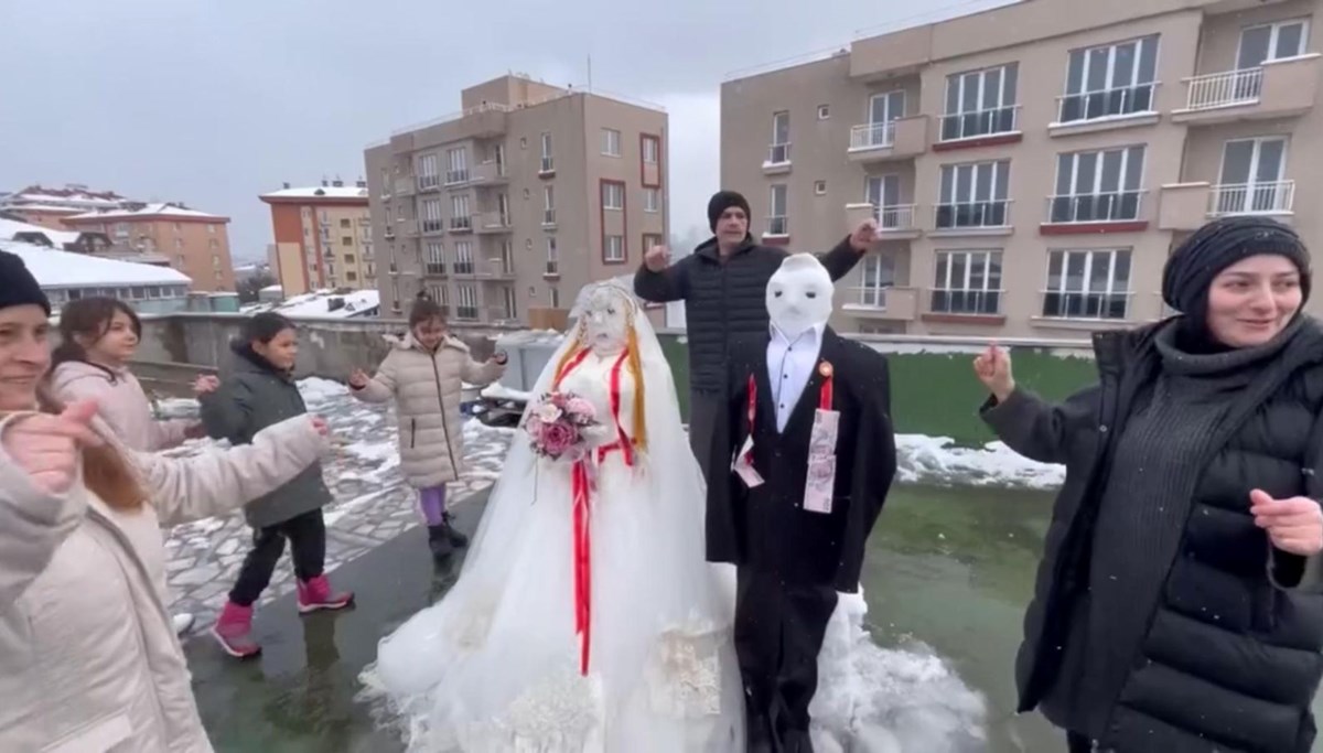 İstanbul’da kardan gelinle damat yapıp eğlendiler