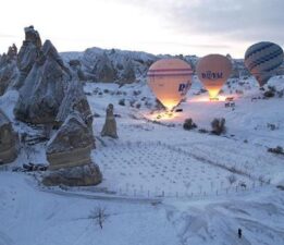 Kapadokya’da kar yağışı sebebiyle balon turları yapılmıyor
