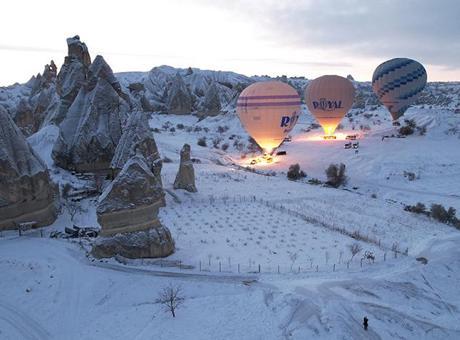 Kapadokya’da kar yağışı sebebiyle balon turları yapılmıyor