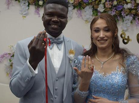 Kütüphanede tanıştılar evlilik kararı aldılar! Batman’a Afrikalı damat