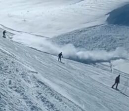 Palandöken’de kayak pistine çığ düşme anı: Turistler son anda kurtuldu