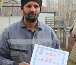 Sağlık Bakanlığı, 18 yıl sonra sigarayı bırakan oto tamir ustasına sertifika verdi
