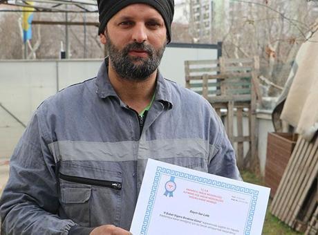 Sağlık Bakanlığı, 18 yıl sonra sigarayı bırakan oto tamir ustasına sertifika verdi