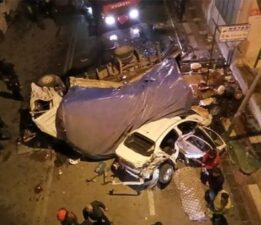 Şanlıurfa’da feci kaza! Kamyon çarptığı otomobille birlikte üst geçitten aşağı düştü