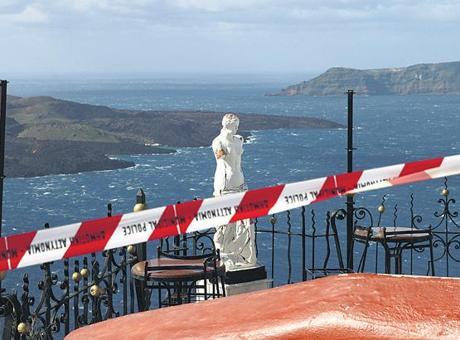 Santorini’de yağma korkusu