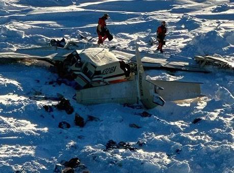 Son dakika…ABD’de bir uçak şoku daha! İçinde 10 kişi bulunan uçak buza çakıldı