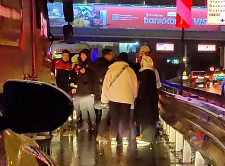 TEM’de gece yarısı feci kaza: 1 ölü, 2 yaralı var