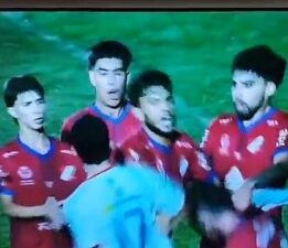 Uruguay’da futbolcular birbirine girdi: Rakip takım oyuncusunu yumruklayarak bayılttı!