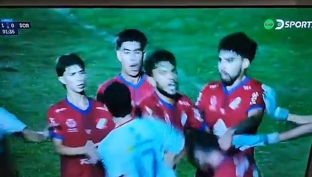Uruguay’da futbolcular birbirine girdi: Rakip takım oyuncusunu yumruklayarak bayılttı!