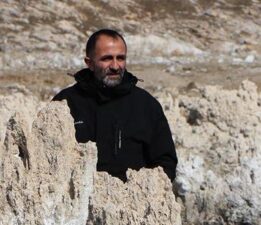 Van Gölü’nde sular çekildi, ortaya çıktı! Görmek için birçok kişi buraya geliyor