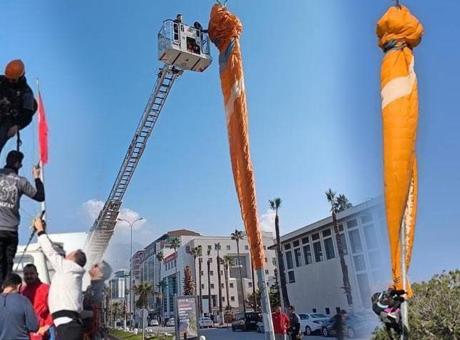 Yer: Hatay! Paraşütçünün gökyüzü sefası direğe takıldı