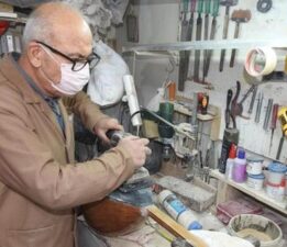 Yıllar önce ailesinden gizli gizli öğrendi! Tam 50 yıldır bu işten para kazanıyor