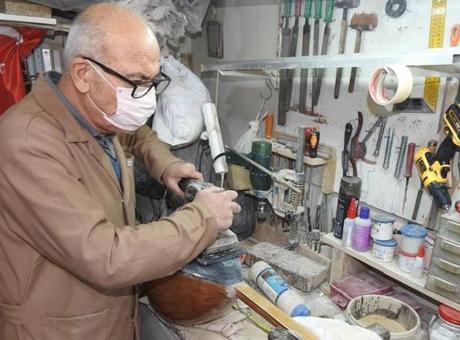 Yıllar önce ailesinden gizli gizli öğrendi! Tam 50 yıldır bu işten para kazanıyor
