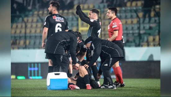 Yüzüne top geldi, dili boğazına kaçtı! Doktor hakem futbolcuyu kurtardı