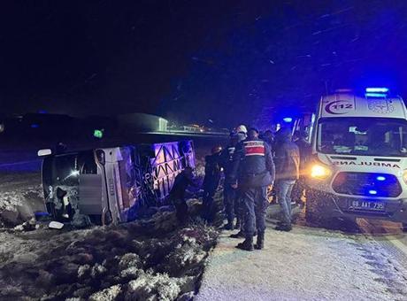 Aksaray’da feci kaza! Yolcu otobüsün devrildi: 20 yaralı