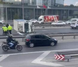 Bağcılar TEM’de kamyonet devrildi! Yol tamamen kapandı