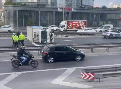 Bağcılar TEM’de kamyonet devrildi! Yol tamamen kapandı