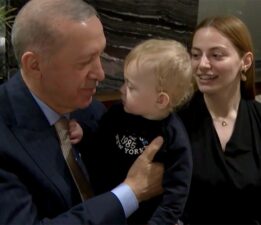 Cumhurbaşkanı Erdoğan kafede vatandaşlarla sohbet etti