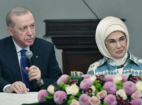 Erdoğan’dan eşi Emine Erdoğan’ın yaşlılarla iftarına sürpriz ziyaret