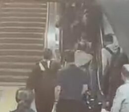 Gayrettepe metrobüs istasyonunda kavga! Yürüyen merdivenlerden yuvarlandı