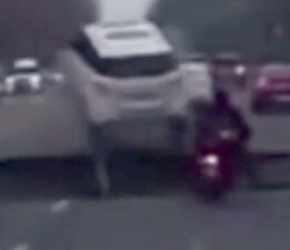 Güney Kore’de otoyolda oluşan dev çukur motosikleti yuttu