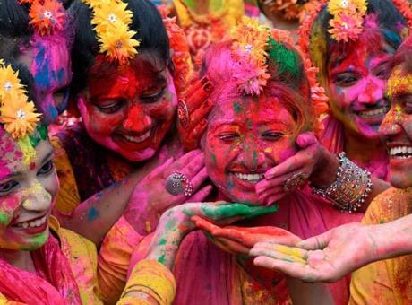 Holi 2025: Hindistan’daki bahar festivalinden renkli görüntüler!