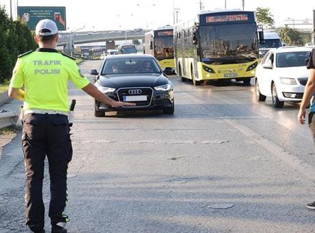 İçişleri Bakanı Yerlikaya: Bir haftada yaklaşık 3,8 milyon aracı denetledi