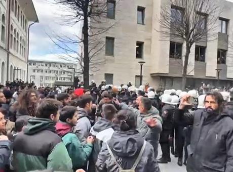 İstanbul Üniversitesi’nde izinsiz yürüyüşe polis müdahale etti