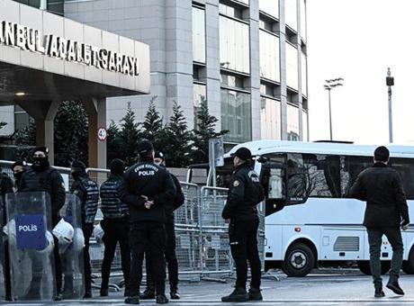 İstanbul’da yolsuzluk ve terör soruşturması! Gözaltına alınan 91 şüpheli adliyeye getirildi