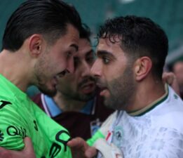 Konyaspor-Trabzonspor maçının uzatma dakikalarında futbolcular birbirine girdi