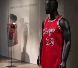Michael Jordan ve Kobe Bryant’ın ilk NBA forması açık artırmada: 20 milyon dolar!