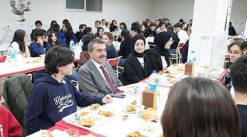 Milli Eğitim Bakanı Tekin, öğrencilerle iftar yaptı