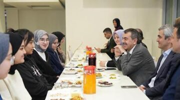 Milli Eğitim Bakanı Tekin öğrencilerle iftarda buluştu