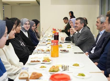 Milli Eğitim Bakanı Tekin öğrencilerle iftarda buluştu