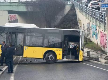 Son dakika… Beyoğlu’nda İETT otobüsü kaza yaptı! Yol trafiğe kapandı