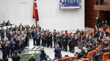 TBMM Genel Kurulu, CHP milletvekillerinin kürsü işgali nedeniyle kapandı