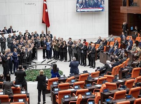 TBMM Genel Kurulu, CHP milletvekillerinin kürsü işgali nedeniyle kapandı