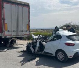 TIR’ın altına giren otomobil hurdaya döndü! Sürücü feci şekilde can verdi