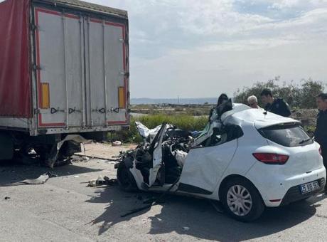 TIR’ın altına giren otomobil hurdaya döndü! Sürücü feci şekilde can verdi