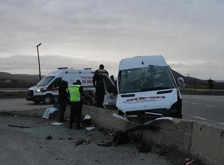 Tokat’ta işçi servisi istinat duvarına çarptı! Çok sayıda yaralı var