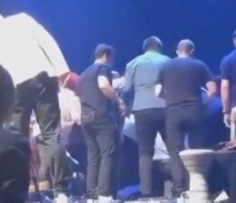 Volkan Konak’ın sahnede yere yığıldığı anlar