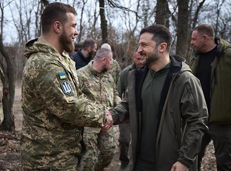 Zelenskiy, Donetsk cephesinde konuşlu Ukrayna askeri birliklerini ziyaret etti