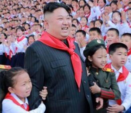 Acımasız okul! Kuzey Kore’den kaçıp yaşadıklarını anlattı ‘Kim Jong-un’a tapmaya zorlanıyorduk’